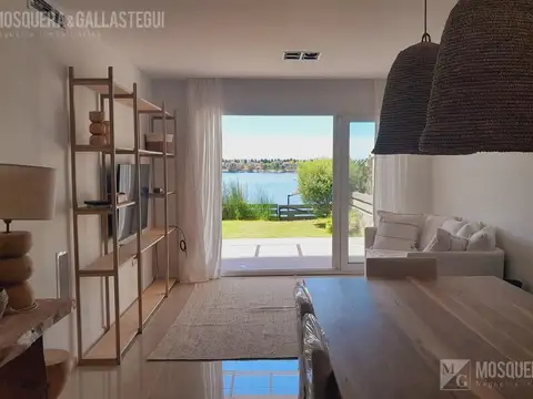 Alquiler anual o temporal. Departamento 3 ambientes con Jardín propio y 3 cocheras. AMOBLADO!