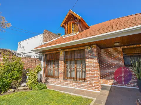 Casa en Venta con 2 cocheras