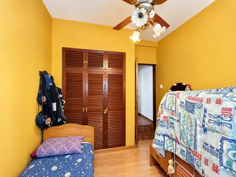Casa 7 ambientes con 2 baños