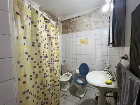 CASA 3 AMBIENTES JARDIN Y COCHERA A REFACCIONAR