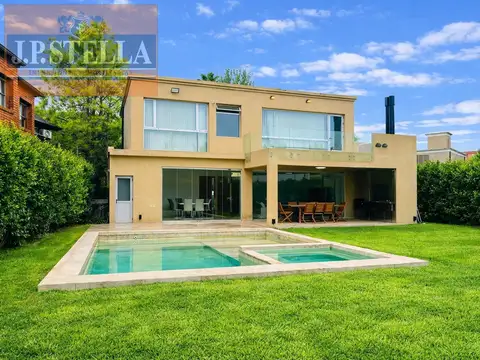 Excelente Casa 5 amb. 225 m² Cub en Lote de 496 m² en Banco Provincia De Bs. As.