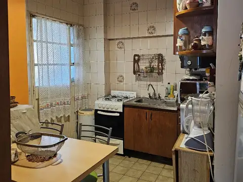 Depto de 3 ambientes al lateral muy luminoso con balcón y cocina comedor diario 