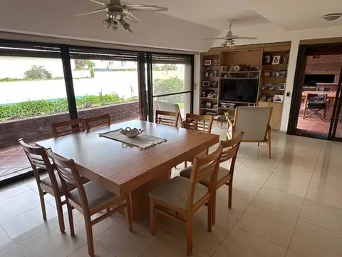 Casa 6 ambientes con 4 baños