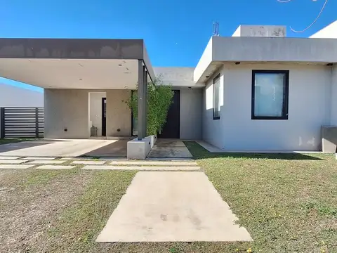 CASA EN VENTA 2 DORMITORIOS CON PISCINA LAS CAÑITAS BARRIO PRIVADO MALAGUEÑO