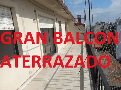 2 Ambientes al frente CON GRAN BALCON ATERRAZADO AL NORTE  