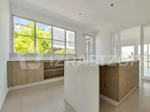 Casa en venta a la laguna en Barrio Laguna Grande. Villanueva. 4 dormitorios.