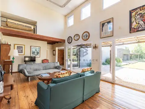 Venta casa 6 ambientes Los Sauces 1760 m2