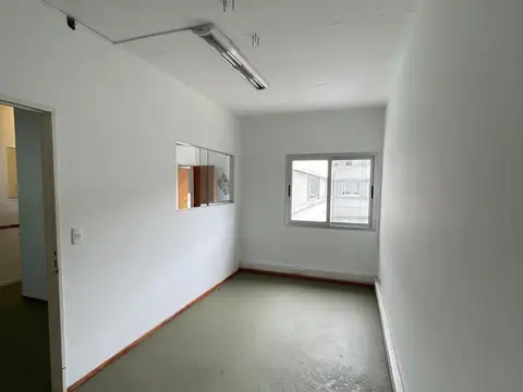 Oficina 5 ambientes con 1 baño