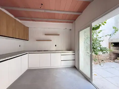 Venta Reciclaje 4 dormitorios y patio en Aguada