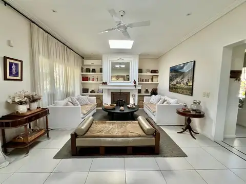 Casa en Alquiler con 2 cocheras