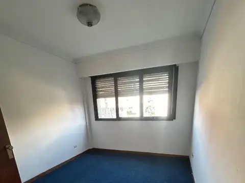 3 amb. semipiso al frente con dependencia 2 baños cochera fi