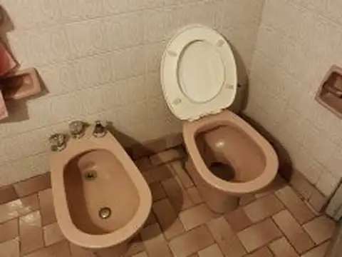 Casa 8 ambientes con 1 baño