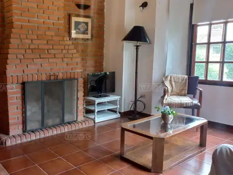 Casa en Alquiler con 1 cochera