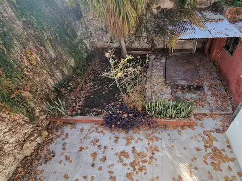 Casa en planta baja en el Barrio Echesortu, gran patio arbolado y cochera cubierta.