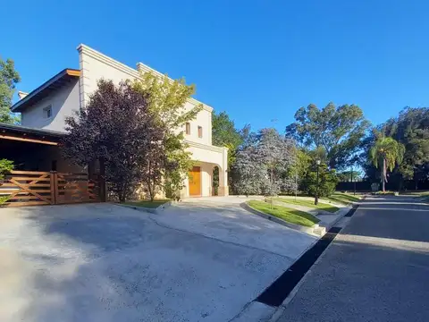 Casa 5 ambientes con 4 baños