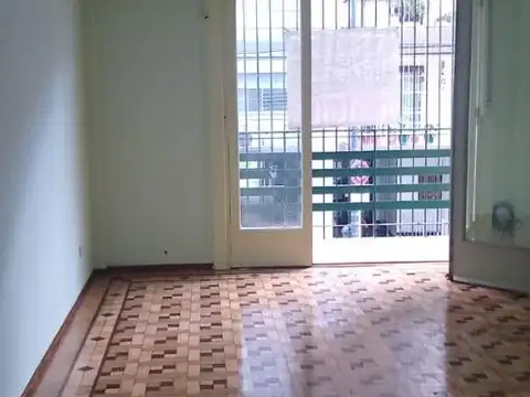 Excelente 3 ambientes al frente con balcón y lav  