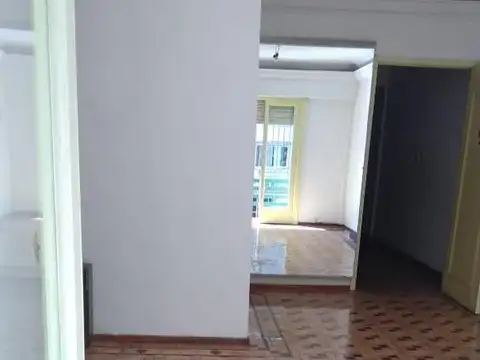 Excelente 3 ambientes al frente con balcón y lav  