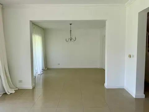 Casa en Alquiler con 1 cochera
