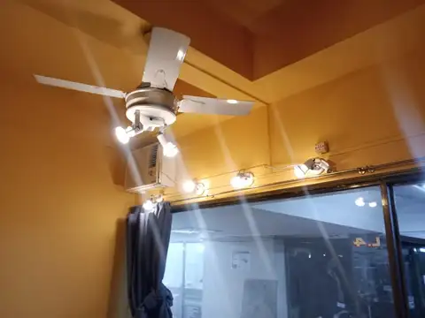 Local en galeria Kineret , cerca de la entrada . Posee ventilador de techo y aire acondicionado.