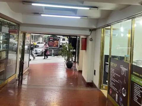 Local en galeria Kineret , cerca de la entrada . Posee ventilador de techo y aire acondicionado.
