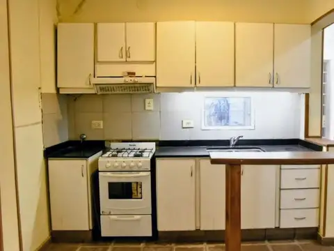 Casa 8 ambientes con 2 baños