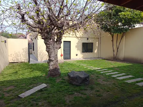A NUEVO  IMPECABLE CASA DE 3 AMBIENTES JARDIN COCHERA