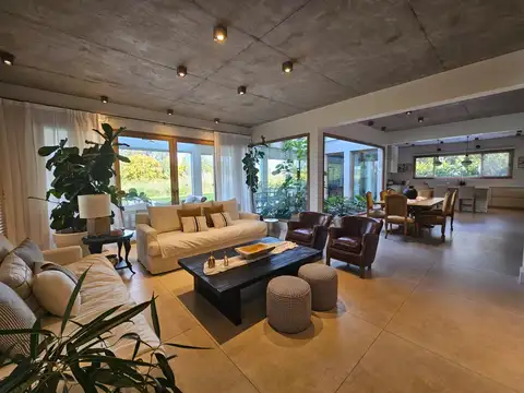 Casa 5 ambientes con 3 baños