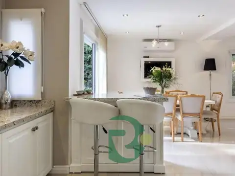 Casa en Venta con 3 cocheras
