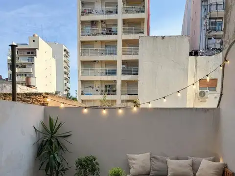 Dpto. super luminoso con patio a 2 cuadras de subte linea H