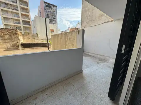 Dpto. super luminoso con patio a 2 cuadras de subte linea H
