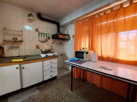Casa 7 ambientes con 2 baños