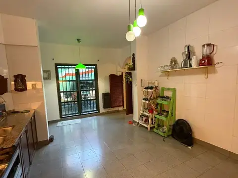 Casa 7 ambientes con 2 baños