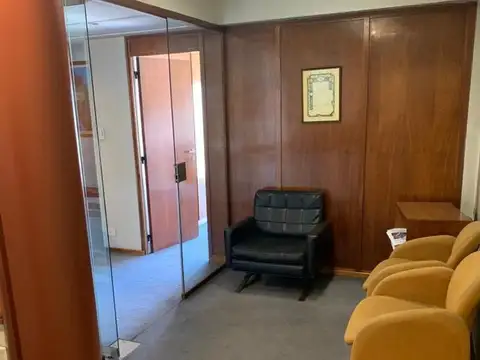 IMPORTANTE OFICINA 104 M2 SOBRE AVDA. MITRE A MTS DE CAP.FED