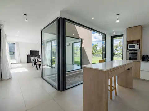 Casa en Venta con 2 cocheras