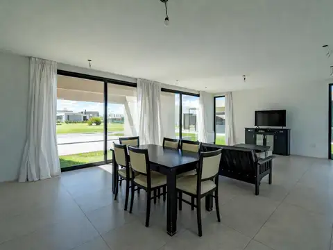 Casa 6 ambientes con 3 baños