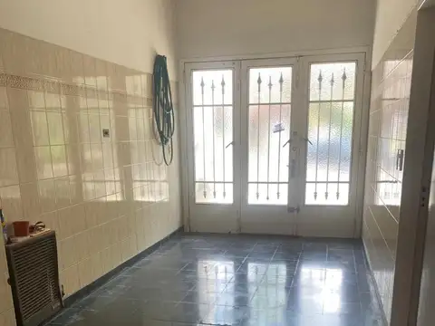 CASA DE 6 AMBIENTES CON GARAGE EN DEVOTO A MTS DE GRALPAZ