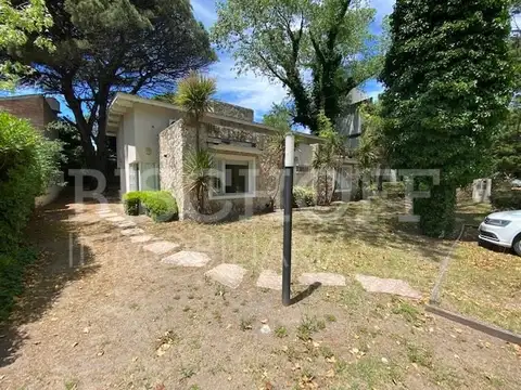 Casa 8 ambientes con 4 baños