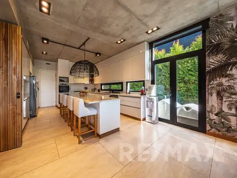 Casa 9 ambientes con 4 baños