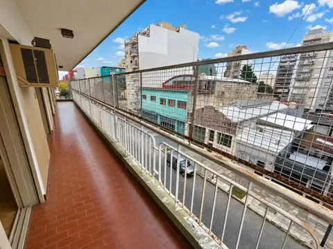 AMPLIO 4 AMB FRENTE C/ TERRAZA PROPIA, BALCÓN, DEPENDENCIA - MUY BAJAS EXPENSAS