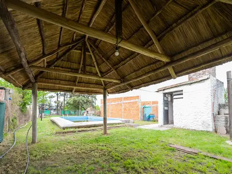 Venta casa de 1 dormitorio con jardín y pileta, Las Carolinas