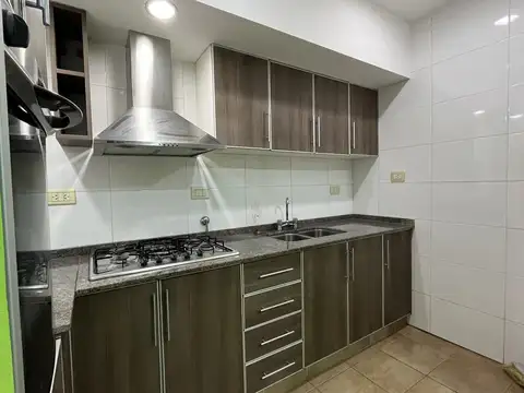 Casa en venta reciclada de 2 dormitorios 2 patios, terraza y cochera