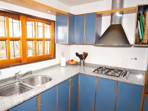 CASA (PH SIN EXPENSAS) EN VENTA – 4 DORMITORIOS – GARAGE – PATIO – B° PUEYRREDÓN