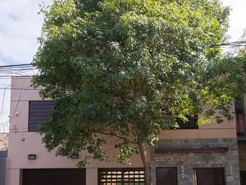 CASA (PH SIN EXPENSAS) EN VENTA – 4 DORMITORIOS – GARAGE – PATIO – B° PUEYRREDÓN