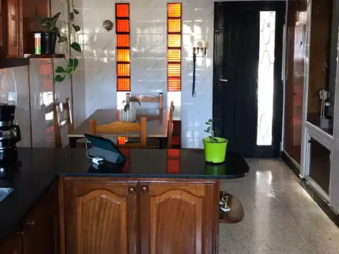 * Casa de 4 ambientes  con amplio fondo libre con parrilla y pileta en alquiler en hermosa zona de San Miguel *