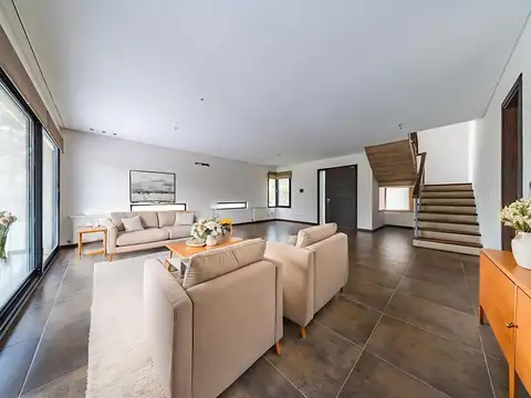 Casa en Venta con 2 cocheras
