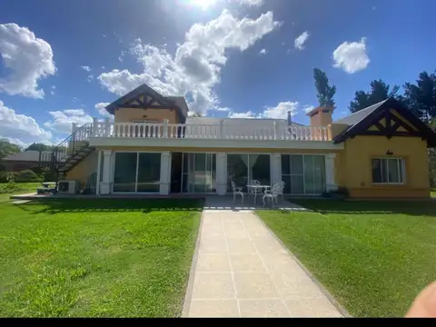 Casa en venta - 4 Dormitorios 4 Baños - 3.000Mts2 - La Plata