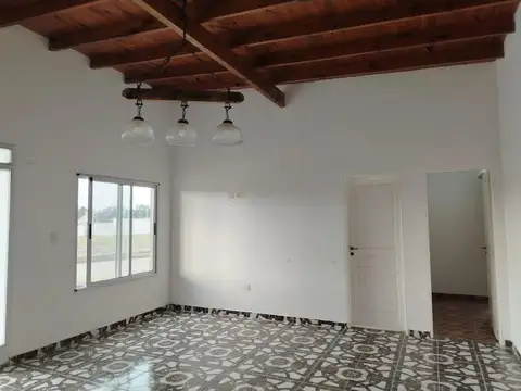 Casa 6 ambientes con 2 baños