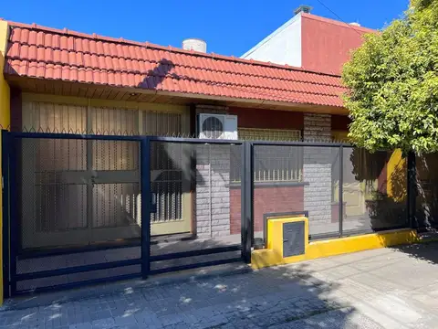Casa en venta de 2 dormitorios con cochera y patio