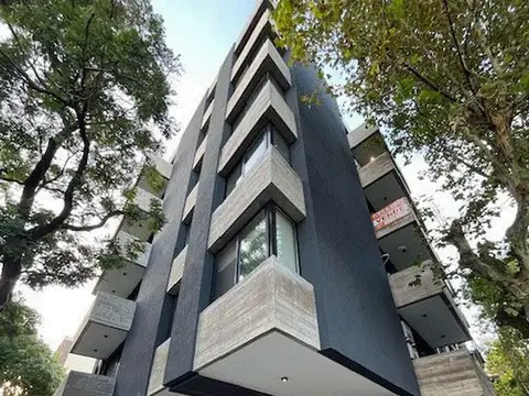 Amplio Semipiso 3 Ambientes al frente con Balcon