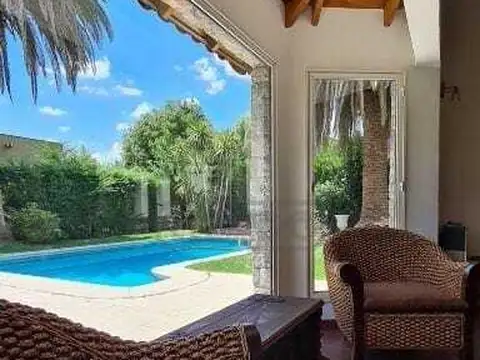 Casa Chalet  en Venta en Banco Provincia, Francisco Álvarez, Moreno
